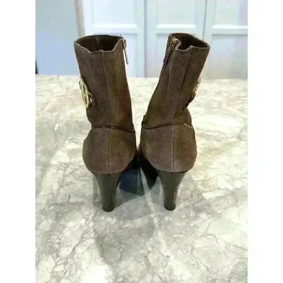 Iman Women's Ankle Boot Brown Suede Wedges Gold Logo Size 8W - Picture 4 of 8
